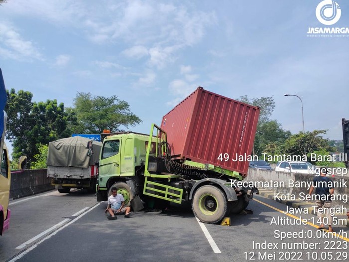 Truk Kontainer melintang di Tol Semarang ABC KM 430, Kamis (12/5/2022) pukul 10.00 WIB.
