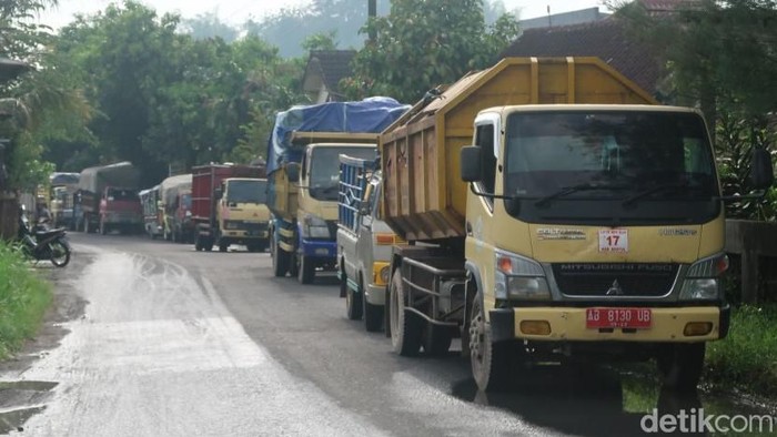 Truk sampah mengantre masuk ke TPST Piyungan, Kamis (12/5/2022).