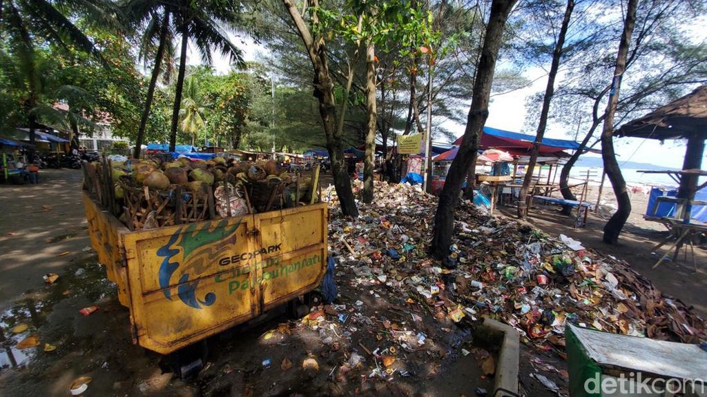 Kaco! Sampah Menggunung di Pantai Citepus Istana Presiden