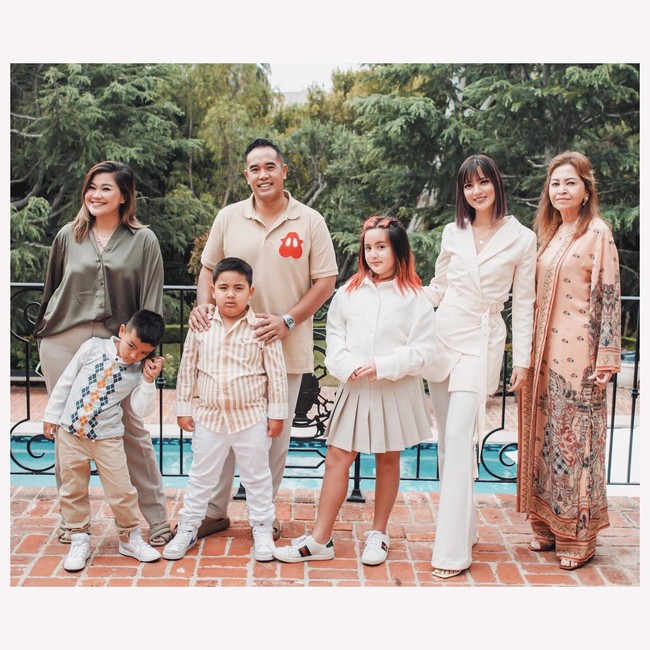 Begini potret keluarga mereka ketika berlebaran di Amerika Serikuat.Foto: Instagram @ramadhaniabakrie