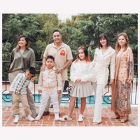 Begini potret keluarga mereka ketika berlebaran di Amerika Serikuat.Foto: Instagram @ramadhaniabakrie