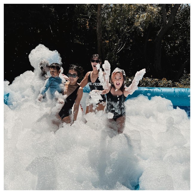 Selain makan kue, Nia Ramadhani dan keluarga juga merayakan momen spesial tersebut mandi busa di kolam renang. Dari postingan Insta Story, terlihat jika tersedia pula seluncuran yang membuat momen mereka semakin happy.Foto: Instagram @ramadhaniabakrie