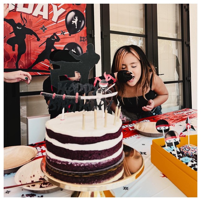 Dalam foto-foto yang diunggah di Instagram, Nia dan Ardi tampak menggelarnya dengan cukup meriah. Meski di luar negeri, momen tersebut dirayakan dengan sebuah tema yakni ninja. Foto: Instagram @ramadhaniabakrie