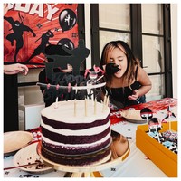 Dalam foto-foto yang diunggah di Instagram, Nia dan Ardi tampak menggelarnya dengan cukup meriah. Meski di luar negeri, momen tersebut dirayakan dengan sebuah tema yakni ninja. Foto: Instagram @ramadhaniabakrie