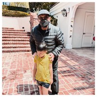 Magika yang genap berusia lima tahun juga berfoto dengan kakeknya, Aburizal Bakrie.Foto: Instagram @ramadhaniabakrie