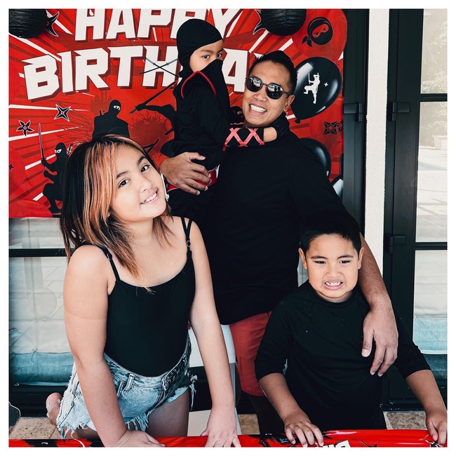 Selain berkunjung ke sejumlah tempat hiburan, Nia Ramadhani juga merayakan ulang tahun anak bungsunya, Magika Zalardie Bakrie, di sana.Foto: Instagram @ramadhaniabakrie