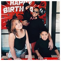 Selain berkunjung ke sejumlah tempat hiburan, Nia Ramadhani juga merayakan ulang tahun anak bungsunya, Magika Zalardie Bakrie, di sana.Foto: Instagram @ramadhaniabakrie