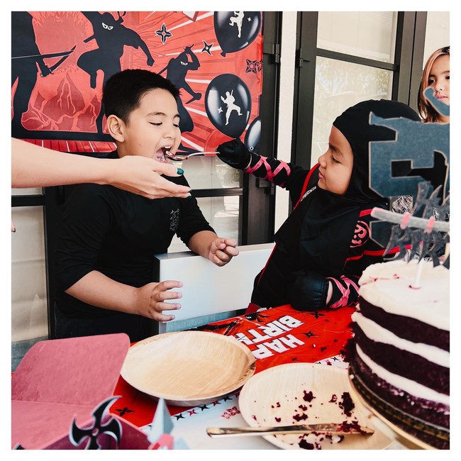 Begini keseruan mereka ketika mencicipi kue ulang tahun.Foto: Instagram @ramadhaniabakrie