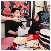 Begini keseruan mereka ketika mencicipi kue ulang tahun.Foto: Instagram @ramadhaniabakrie