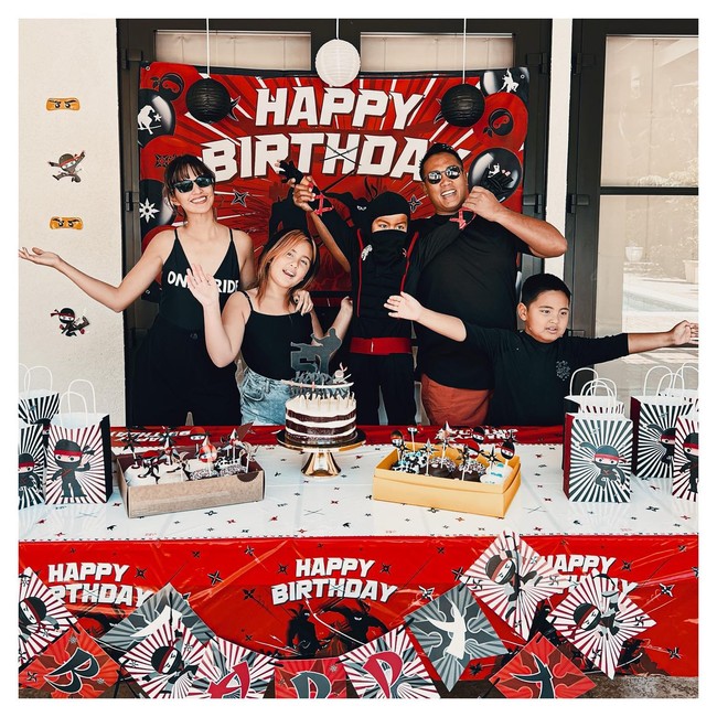 Nia Ramadhani dan Ardi Bakrie telah selesai menjalani rehabilitasi narkoba. Seperti ingin mengobati kerinduan, pasangan suami istri itu langsung membawa keluarganya untuk liburan ke Amerika Serikat.Foto: Instagram @ramadhaniabakrie