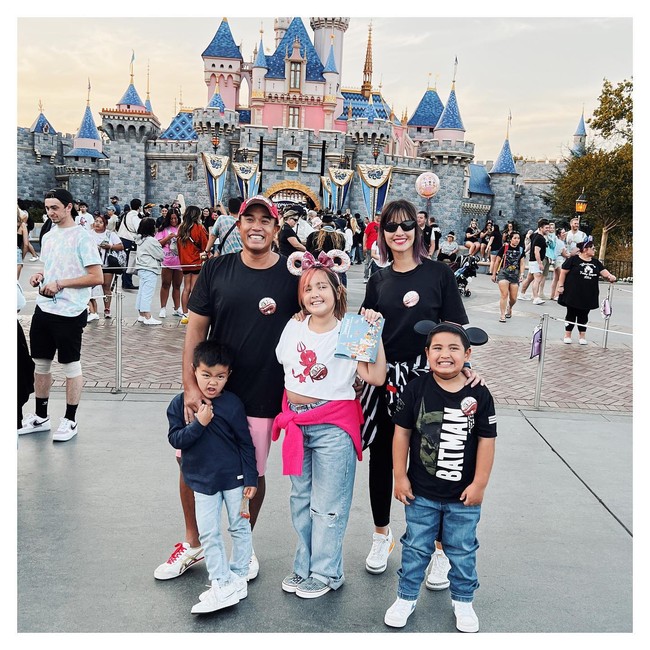 Sebelum ulang tahun, Magika dan kakak-kakaknya pun sudah merasakan sejumlah keseruan di Amerika Serikat, salah satunya bermain di Disneyland.Foto: Instagram @ramadhaniabakrie
