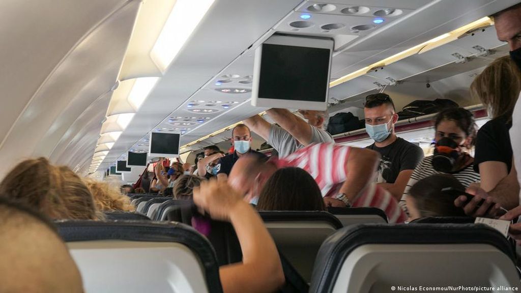 Uni Eropa Cabut Wajib Masker untuk Perjalanan Udara Pekan Depan