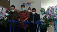 Direktur RS EMC Pekayon Dr. Deddy Nugroho, MARS, Direktur Utama Mandiri Inhealth Budi Tampubolon, Jusup Halimi President Director EMC Healthcare pada acara peresmian konter khusus Mandiri Inhealth di RS EMC Pekayon, Bekasi, Kamis (12/5/2022).