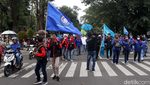 Usung 6 Tuntutan, Buruh Geruduk Gedung Sate