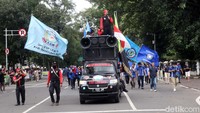 Ketua DPD KSPSI Jabar Roy Jinto Ferianto mengatakan ada enam tuntutan yang dibawa massa, dari mulai gugatan PTUN tentang upah minimum hingga THR buruh yang tidak dibayarkan.