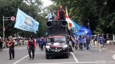 Usung 6 Tuntutan, Buruh Geruduk Gedung Sate