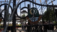 Sementara itu pengamanan di Gedung Sate diperketat.