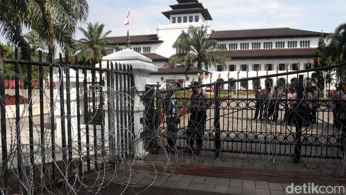 Usung 6 Tuntutan, Buruh Geruduk Gedung Sate Massa buruh tiba di Gedung Sate, Kota Bandung. Mereka menggelar demonstrasi soal upah minimum hingga THR yang tidak dibayarkan.