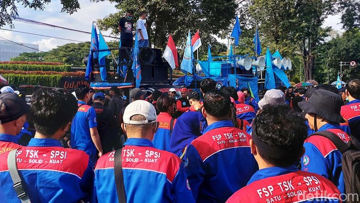 Massa buruh tiba di Gedung Sate, Kota Bandung. Mereka menggelar demonstrasi soal upah minimum hingga THR yang tidak dibayarkan.