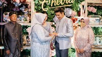 Senyuman mulai terlihat dari wajah Chevra Yolandi ketika lamaran diterima dan cincin pertunangan melingkar di jari manis tangan kiri. Foto: dok. Moire Photo & Video