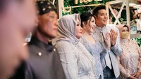 Via Vallen bahkan sampai menahan tangis saat akan menerima lamaran Chevra Yolandi. Foto: dok. Moire Photo & Video