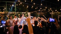 Momen ketika dua keluarga asyik menikmati malam pesta pertunangan antara Via Vallen dan Chevra Yolandi. Foto: dok. Moire Photo & Video