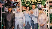Semua keluarga yang hadir turut berbahagia melihat Via Vallen dan Chevra melangkah ke jenjang yang lebih serius sebelum pernikahan. Foto: dok. Moire Photo & Video