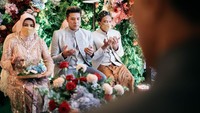 Sebelum resmi lamarannya diterima, raut wajah Chevra Yolandi terlihat tegang saat tiba di kediaman Via Vallen. Foto: dok. Moire Photo & Video