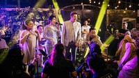 Setelah prosesi lamaran, semua keluarga dihibur dengan acara musik dan suara merdu Via Vallen. Foto: dok. Moire Photo & Video