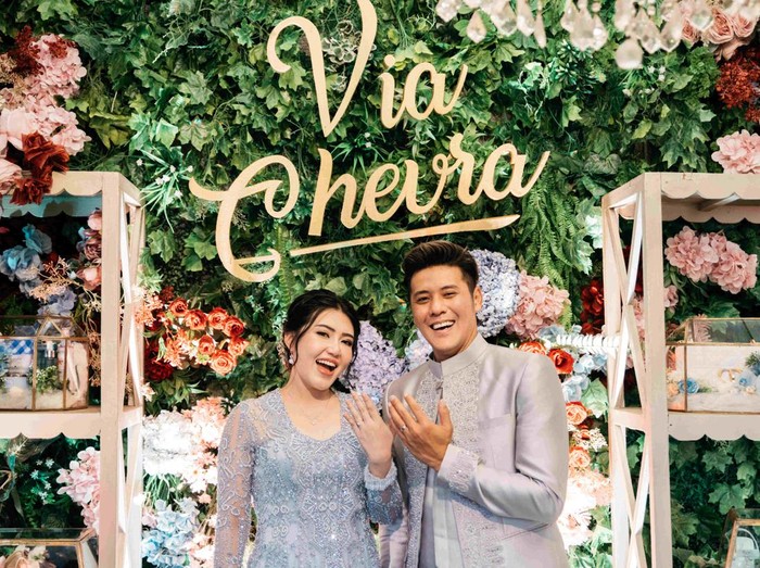 Momen lamaran Via Vallen dan Chevra