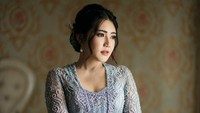 Di hari pertunangannya, Via Vallen anggun menggunakan kebaya bernuansa abu-abu. Foto: dok. Moire Photo & Video