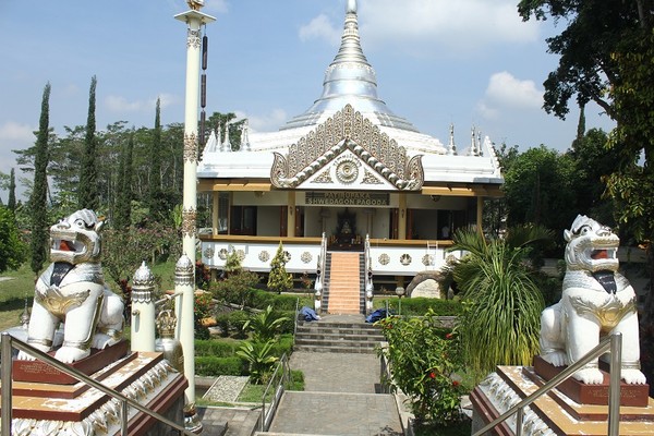 Vihara Padepokan Dhammadipa Arama merupakan wihara tertua dan terbesar di Kota Batu. Wihara ini berada di atas lahan 5 hektare yang terletak di dataran tinggi. Hal ini membuat Vihara Padepokan Dhammadipa Arama memiliki nuansa yang sejuk, nyaman, dan menenangkan untuk melakukan ibadah. (dok Pegipegi) Vihara Padepokan Dhammadipa Arama merupakan wihara tertua dan terbesar di Kota Batu. Wihara ini berada di atas lahan 5 hektare yang terletak di dataran tinggi. Hal ini membuat Vihara Padepokan Dhammadipa Arama memiliki nuansa yang sejuk, nyaman, dan menenangkan untuk melakukan ibadah. (dok Pegipegi)