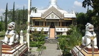 Vihara Padepokan Dhammadipa Arama merupakan wihara tertua dan terbesar di Kota Batu. Wihara ini berada di atas lahan 5 hektare yang terletak di dataran tinggi. Hal ini membuat Vihara Padepokan Dhammadipa Arama memiliki nuansa yang sejuk, nyaman, dan menenangkan untuk melakukan ibadah.  (dok Pegipegi)
