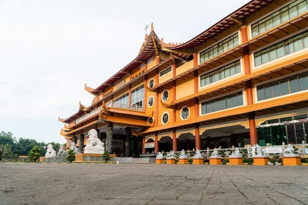 Maha Vihara Adhi Maitreya merupakan salah satu wihara terbesar di Indonesia yang terletak di Medan. Wihara ini berlokasi di komplek perumahan Cemara Asri, Jalan Boulevard Utara No. 95-5, Medan, Sumatra Utara. (dok Pegipegi)