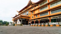 Maha Vihara Adhi Maitreya merupakan salah satu wihara terbesar di Indonesia yang terletak di Medan. Wihara ini berlokasi di komplek perumahan Cemara Asri, Jalan Boulevard Utara No. 95-5, Medan, Sumatra Utara. (dok Pegipegi)