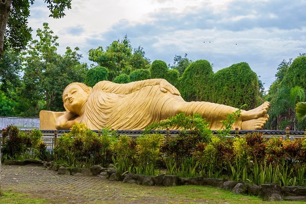 Maha Vihara Mojopahit dikenal sebagai wihara yang memiliki patung Buddha yang sedang berbaring ketiga terbesar di Asia. Wihara ini berlokasi di Desa Bejijong, Kecamatan Trowulan, Kabupaten Mojokerto, Provinsi Jawa Timur. (dok Pegipegi) Maha Vihara Mojopahit dikenal sebagai wihara yang memiliki patung Buddha yang sedang berbaring ketiga terbesar di Asia. Wihara ini berlokasi di Desa Bejijong, Kecamatan Trowulan, Kabupaten Mojokerto, Provinsi Jawa Timur. (dok Pegipegi)