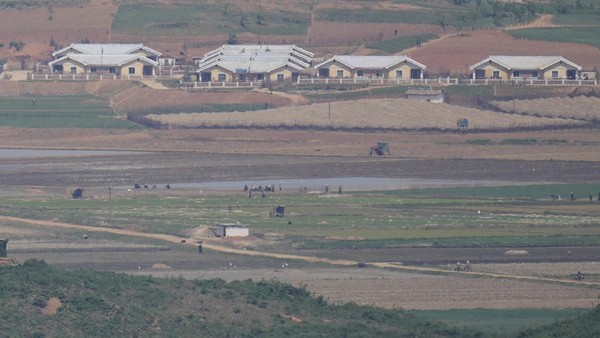 Foto-foto Korut yang Lockdown Nasional Gegara Kasus Pertama COVID-19