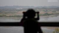 Korea Utara secara resmi mengkonfirmasi kasus COVID-19 untuk pertama kalinya pada Kamis (12/5/2022). Negara yang dipimpin Kim Jong-Un itu juga langsung menerapkan penguncian (lockdown) secara nasional. (AP Photo/Lee Jin-man).