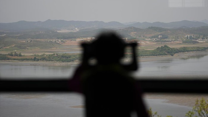 Korea Utara terapkan lockdown nasional usai mengkonfirmasi kasus COVID-19 untuk pertama kalinya. Kasus subvarian Omicron BA.2 itu terdeteksi di Pyongyang.