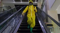 Dalam foto yang dipotret pada 18 Maret 2022, tampak seorang pekerja menyemprotkan disinfektan ke area pusat perbelanjaan Pyongyang Childrens Department Store. Dalam laporan tersebut, disebutkan sejumlah warga Pyongyang terinfeksi varian BA.2. Namun, pemerintah setempat tidak memberikan secara rinci terkait jumlah kasus dan kemungkinan sumber infeksinya. (AP Photo/Jon Chol Jin).