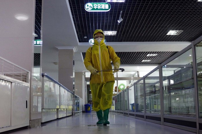 Korea Utara terapkan lockdown nasional usai mengkonfirmasi kasus COVID-19 untuk pertama kalinya. Kasus subvarian Omicron BA.2 itu terdeteksi di Pyongyang.