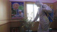Sebelumnya, rezim Kim Jong Un membantah adanya kasus COVID-19 di negaranya. Meski begitu, upaya untuk mencegah penyebaran virus Corona dilakukan di wilayah Korea Utara, salah satunya dengan melakukan penyemprotan disinfektan ke sejumlah area yang berada di dalam bangunan di kawasan Pyongyang, seperti dalam foto yang dipotret pada 5 Februari 2021 ini. (AP Photo/Jon Chol Jin).