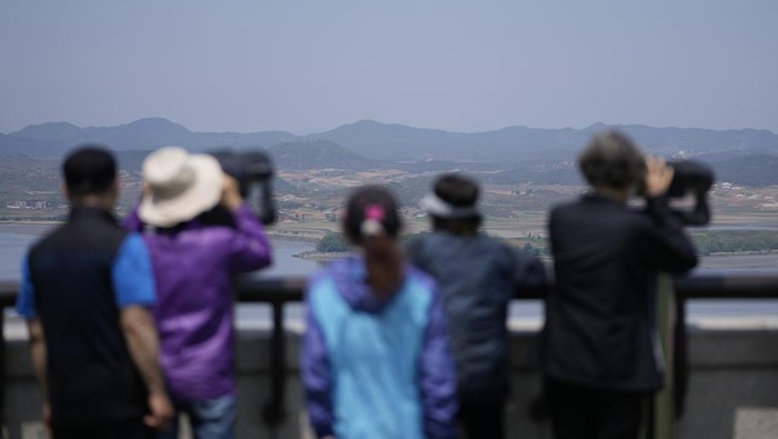 Korea Utara terapkan lockdown nasional usai mengkonfirmasi kasus COVID-19 untuk pertama kalinya. Kasus subvarian Omicron BA.2 itu terdeteksi di Pyongyang.