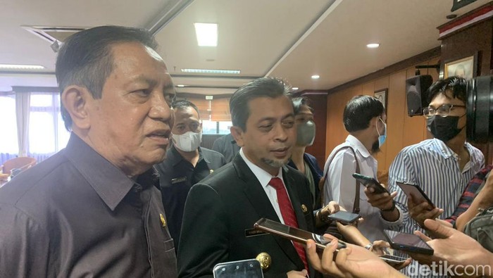 Wakil Gubernur Hadi Mulyadi (jas hitam) di dampingi Ketua DPRD Kaltim Makmur HAPK usai menggelar rapat Paripurna. (dok. Istimewa)