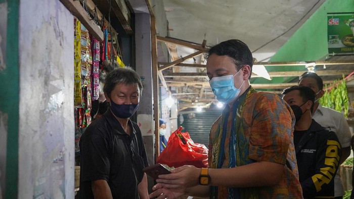 Wakil Menteri Perdagangan (Wamendag) RI Jerry Sambuaga saat berdiskusi dengan perwakilan Pengusaha Senior Hariara Tambunan di Kantor Kemenag, Jakarta, Kamis (9/12/2021). Dalam pertemuan ini pemerintah optimistis di Tahun 2022 mendatang ekonomi Indonesia akan bangkit dan para pengusaha juga diminta untuk tetap optimis untuk menjalankan usahanya.