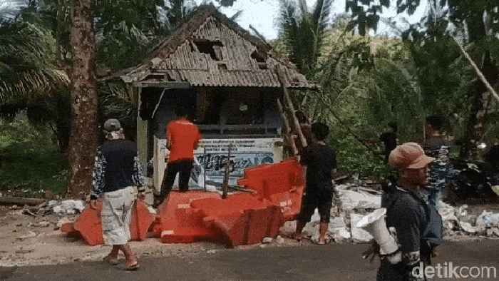 Warga merusak pos retribusi menuju kawasan wisata Ujunggenteng, Sukabumi