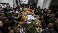 Seperti diketahui, wartawan veteran Al Jazeera itu dilaporkan tewas ditembak pasukan Israel saat meliput operasi penyerbuan pasukan Israel di kamp pengungsi Jenin di Tepi Barat. (Abbas Momani/Pool via Reuters).  
