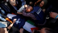 Shireen Abu Aqleh ditembak saat mengenakan rompi pers. Tangis anggota keluarga dan kerabat pecah saat mengiringi pemakaman Shireen. (Mohamad Torokman/Reuters).  