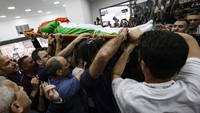 Sebelumnya, dilaporkan Shireen tewas ditembak pasukan Israel pada hari Rabu (11/5) ketika dia meliput operasi penyerbuan pasukan Israel di kamp pengungsi Jenin di Tepi Barat. (Abbas Momani/Pool via Reuters).  