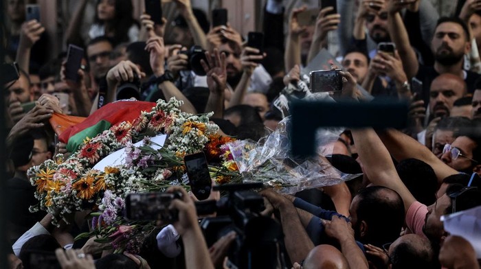 Ribuan warga Palestina padati kota Ramallah untuk antarkan jenazah Shireen Abu Akleh, jurnalis Al Jazeera yang tewas tertembak saat meliput di Jenin, Tepi Barat